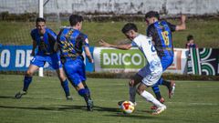 Juanma (con el bal�n), intenta zafarse de los defensores visitantes.