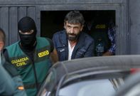 Uno de los detenidos, en su trasladado del juzgado de Vigo a la prisi�n de A Lama. 