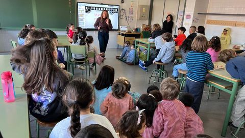 Lupe Blanco, durante a s�a visita ao CEIP Praia de Quenxe