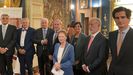 El duque de Alba (tercero por la izquierda) y el alcalde (a su lado, con corbata) en el Palacio de Liria
