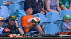 Un ni�o se come una sand�a entera en un partido de criquet en Australia