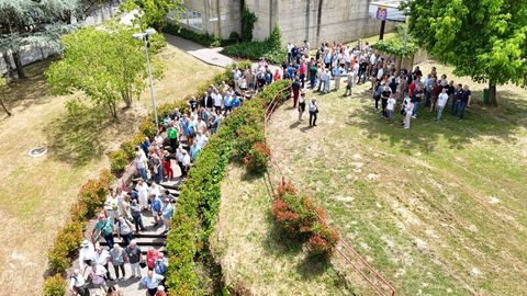 Foto grupal de exalumnos de la Universidad Laboral de Ourense tras el acto institucional del 50 aniversario.