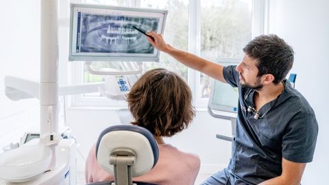 El Dr. Alfonso Mach�n, en consulta con una paciente de implantolog�a dental.