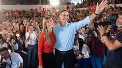 El presidente del Gobierno, Pedro S�nchez, y su esposa Bego�a G�mez durante el Comit� Federal del PSOE, en el Centro de Arte Tom�s y Valiente, a 17 de octubre del 2026, en Fuenlabrada, Madrid.