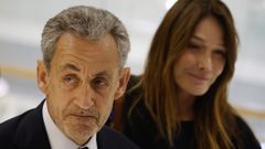 NIcolas Sarkozy, en el tribunal, junto a su mujer, Carla Bruni
