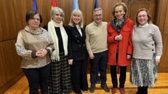 Luis Menor, con representantes de la Asociaci�n Mirada Mulleres +60.