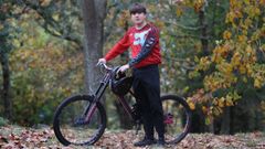 Manuel Corti�as fue campe�n de Galicia de descenso en bicicleta, a pesar de su coagulopat�a