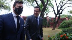 El presidente andaluz, Juanma Moreno, en la imagen con su consejero de Educaci�n, podr�a llamar a urnas para el 12 o el 19 de junio