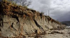 La erosi�n de la playa de A Magdalena se ha agravado con los �ltimos temporales de mar.