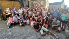 Los vecinos de A Vila posan junto a una de las fotografas en lona que estn colocadas por el pueblo.