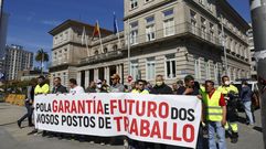 Concentraci�n ante la Subdelegaci�n del Gobierno en Pontevedra del comit� de empresa de f�brica de Ence