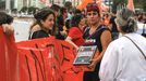 Una cadena humana formada por cientos de personas han expresado apoyo a�Las 6 de La Suiza condenadas a tres a�os y medio de prisi�n por coacciones al propietario de una pasteler�a