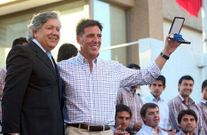 El alcalde de Rancagua entreg� a Berizzo las llaves de la ciudad y la medalla de la Santa Cruz de Triana. 