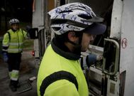 Dos trabajadores, con los cascos que utilizan en su trabajo. 