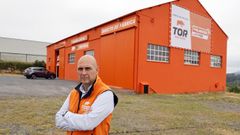 Eugenio Olivares, jefe de Ventas, en la nueva ubicaci�n de El Almac�n del Pintor en Ma�ente (Foz)
