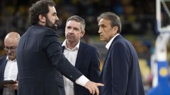 Luis Casimiro, a la derecha, charla con sus dos ayudantes, Fernan Varela y V�ctor P�rez.