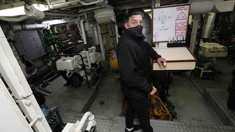 El armador Jos Hilario en la sala de mquinas, con una pizarra donde anotan manualmente el estado de los tanques de combustible