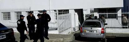 Agentes de la polic�a argentina custodian la planta de la empresa viguesa Vieira.