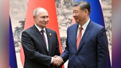 Putin y Xi se estrechan la mano, el jueves en Pekín.