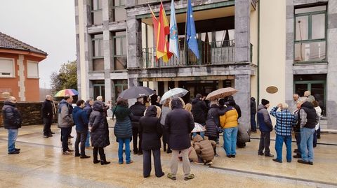 P�blico frente a la casa consistorial de O Incio durante la instalaci�n de la placa en el suelo con el nombre de Casto Mart�nez Parada