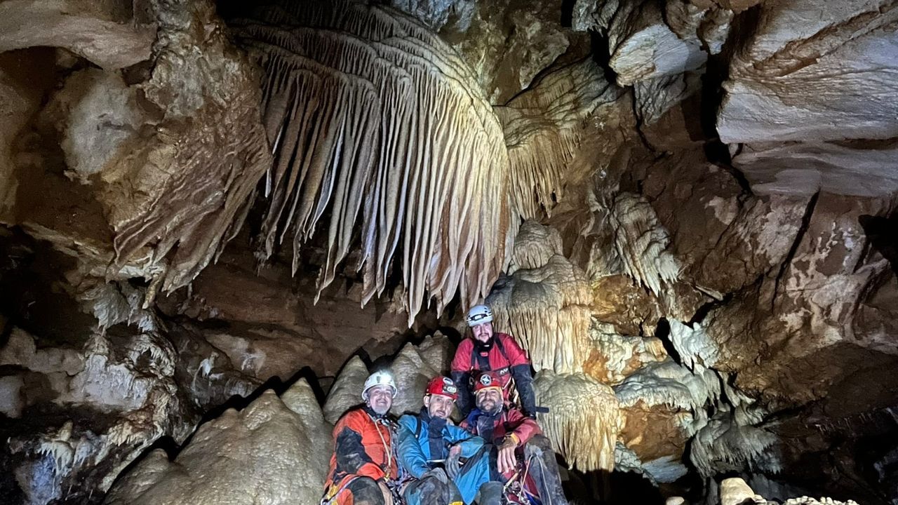 Espeleólogos de España y Portugal se dan cita en la cueva de Aradelas