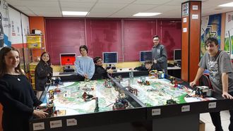 Elena, Sira, Bianca, Nico, Ari, Pablo y Marcos, del Robot City Pobra, preparando el proyecto en la academia Mega, en Ribeira

