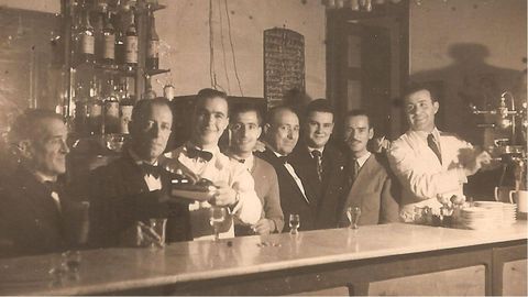 Paco con camareros y amigos, en los primeros tiempos del local.