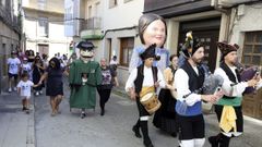 Los cabezudos salen a bailar en Carril