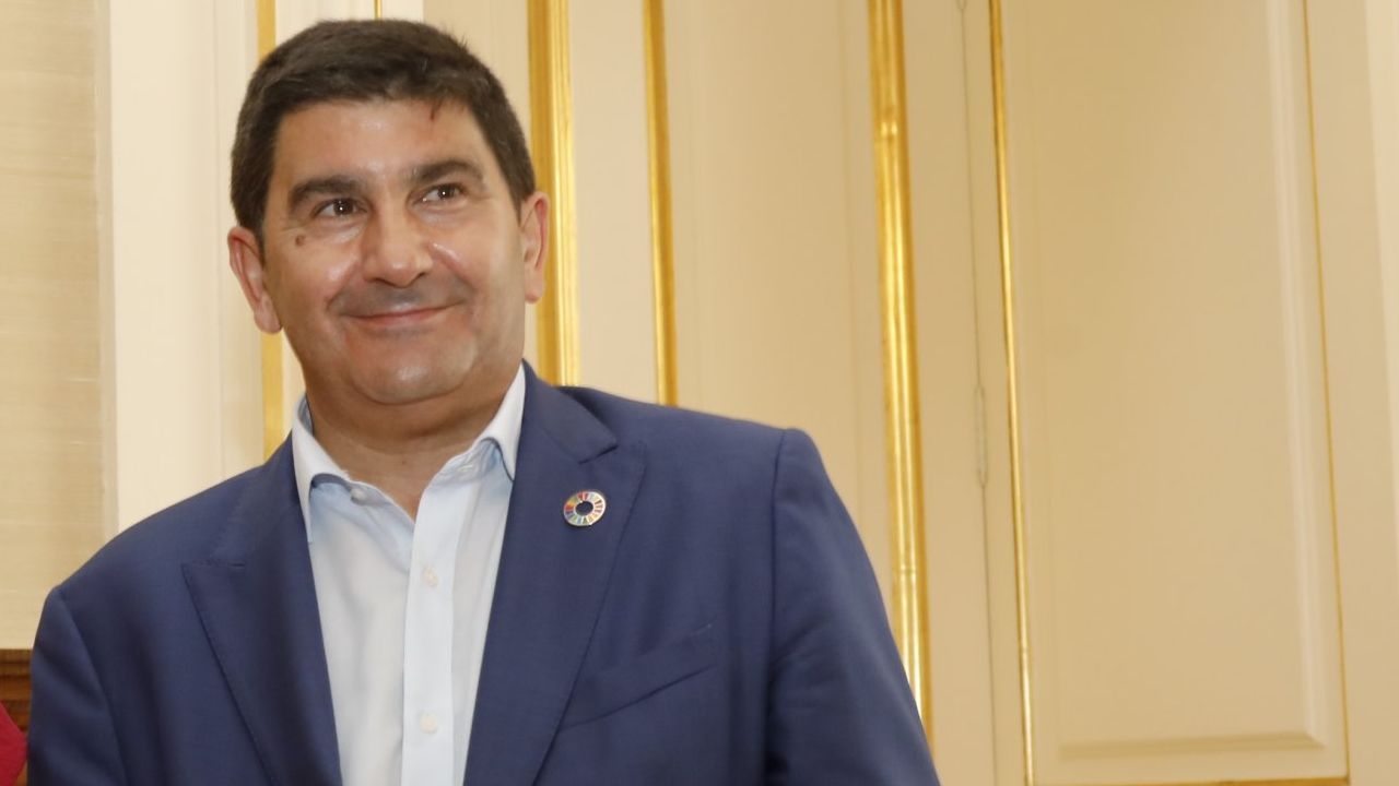 Pedro Blanco se dirige a la militancia del PSOE para armar un proyecto que «devolva o impulso» a Santiago