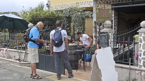 Peregrinos haciendo el camino de Santiago recalan en el caf bar Oasis en Barosa, Barro