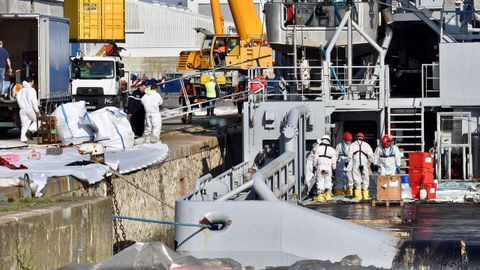 Barcos que trabajan en la limpieza de los restos de combustible vertidos por el buque Grande Am�rica
