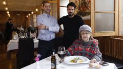 Mar�a Jos� Alves Mart�ns, junto al camarero David Dom�nguez y el chef Javier Latorre, en �gape, en Ourense