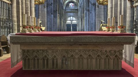 Mesa con el coro gtico ptreo (siglos XIII o XIV), situado ahora bajo la mesa del altar mayor de la catedral de Ourense, inspirado en el que tall el Maestro Mateo en la catedral de Santiago.