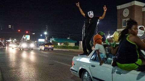 La marcha por el aniversario de la muerte de Michael Brown fue pac�fica, y en ella participaron hasta ni�os.