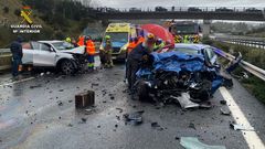 Estado de los dos coches siniestrados en la A-52 a su paso por Salvaterra. El BMW, de color azul y que invadi la calzada contraria, y el otro turismo acabaron con las partes frontales destrozadas.