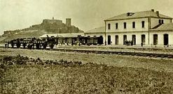 Reproducci�n de una fotograf�a hist�rica de la estaci�n de Monforte a dinales del XIX y principios del XX