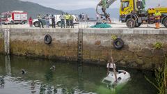 Imagen del rescate del coche desde el muelle