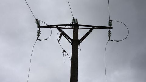 Un pino derrib� la linea de media tensi�n en Meis
