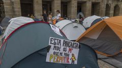 Imagen de la acampada por la crisis de la vivienda en la praza do Obradoiro, en Santiago.