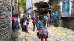 O msico e artesn Xavier Blanco dirixindo unha ruta musical na aldea quiroguesa de Vieiros
