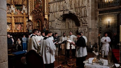 Catedral de Ourense. Celebracin litrgica en el altar mayor, en cuya derecha hay un sepulcro gtico presidido por el Cristo Pantocrator.