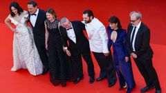 El equipo art�stico del filme �La venus el�ctrica�, posando en la alfombra roja del festival de Cannes, inaugurado este martes con la proyecci�n de la pel�cula que dirige Pierre Salvadori (en el centro de la imagen).