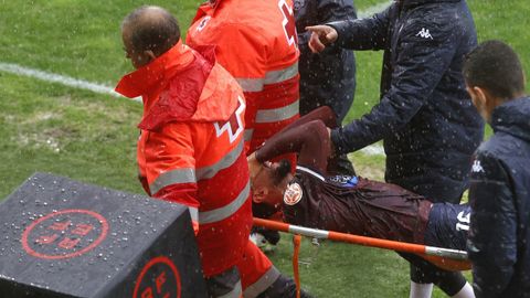 Juanra Gmez siendo retirado en camilla tras su lesin contra el Mrida