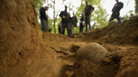 Miembros de la ARMH (Asociacin para la Recuperacin de La Memoria Histrica) localizan los restos de un individuo en la fosa de Piloa.