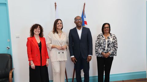 Carmela L�pez con el alcalde de Praia