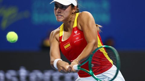 La gallega J�ssica Bouzas, golpeando una bola durante su duelo con Zhiyenbayeva