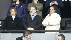 El alcalde de Vigo, Abel Caballero, el jueves junto a Mari�n Mouri�o y Carmela Silva, asistiendo al Celta-Lyon.
