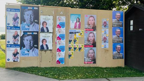 Carteles electorales en la campaa de Sada, donde concurrieron nueve formaciones y cinco entrarn en la corporacin.