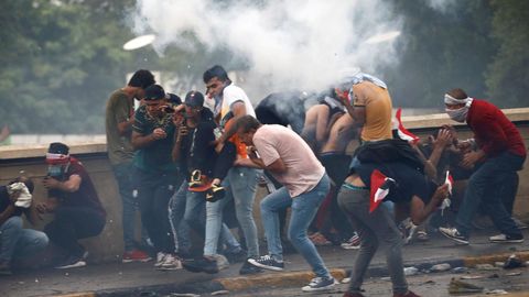 Las fuerzas de seguridad han empleado gases lacrimgenos para intentar evitar que los manifestantes avanzaran hacia la conocida como Zona Verde