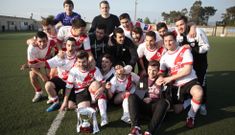 Los silledenses posaron con el trofeo de campeones de su grupo en Segunda Autonmica. 